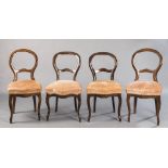 Satz von vier Louis-Philippe-Stühlen mit ballonartigen Lehnen. Nussbaum. Mitte 19. Jh. H 95 (48) cm