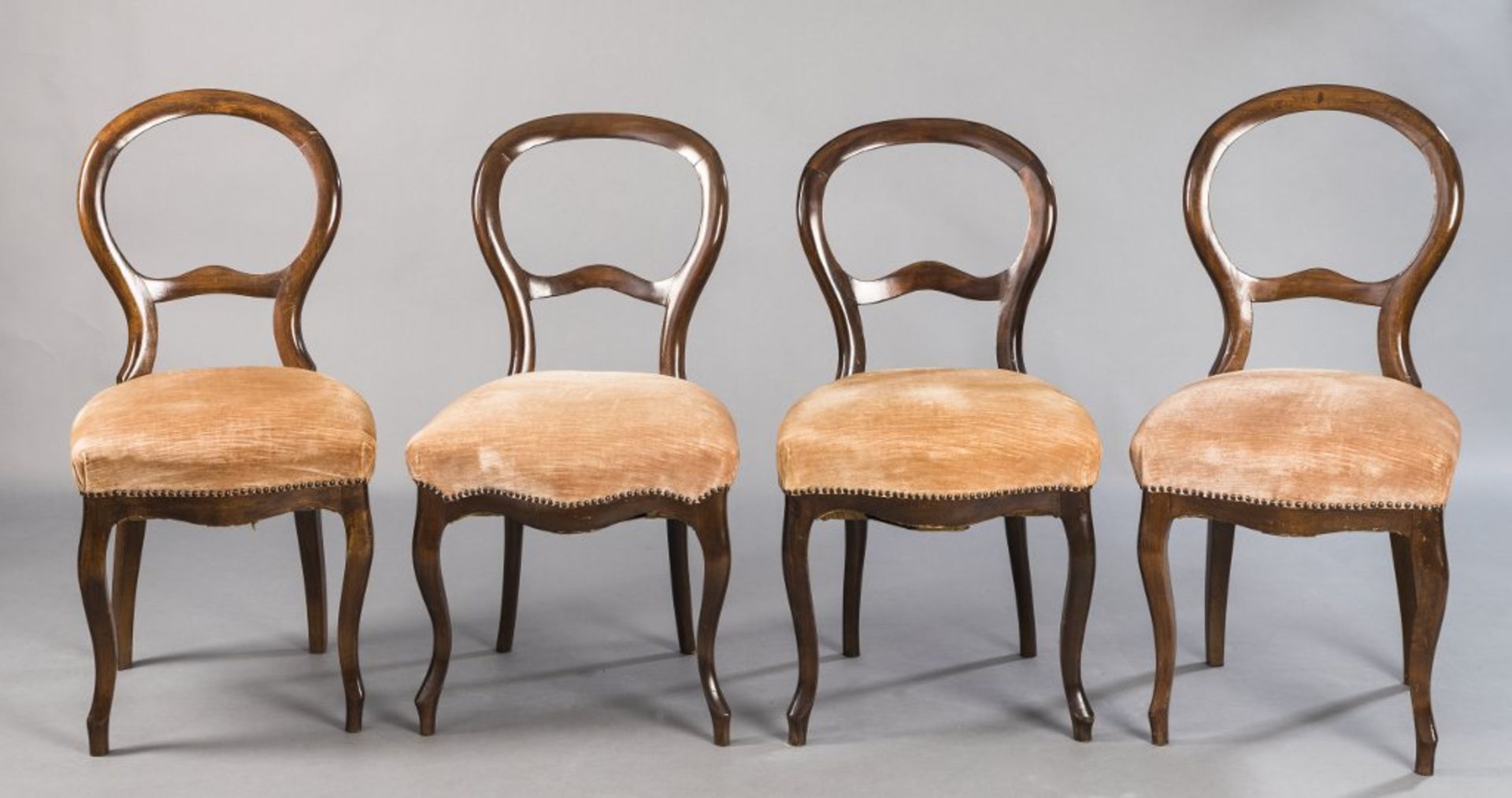 Satz von vier Louis-Philippe-Stühlen mit ballonartigen Lehnen. Nussbaum. Mitte 19. Jh. H 95 (48) cm