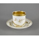 Tasse "Zum Hochzeitstag". Zylindrische Tasse mit Untertasse. Goldstaffage. Um 1830