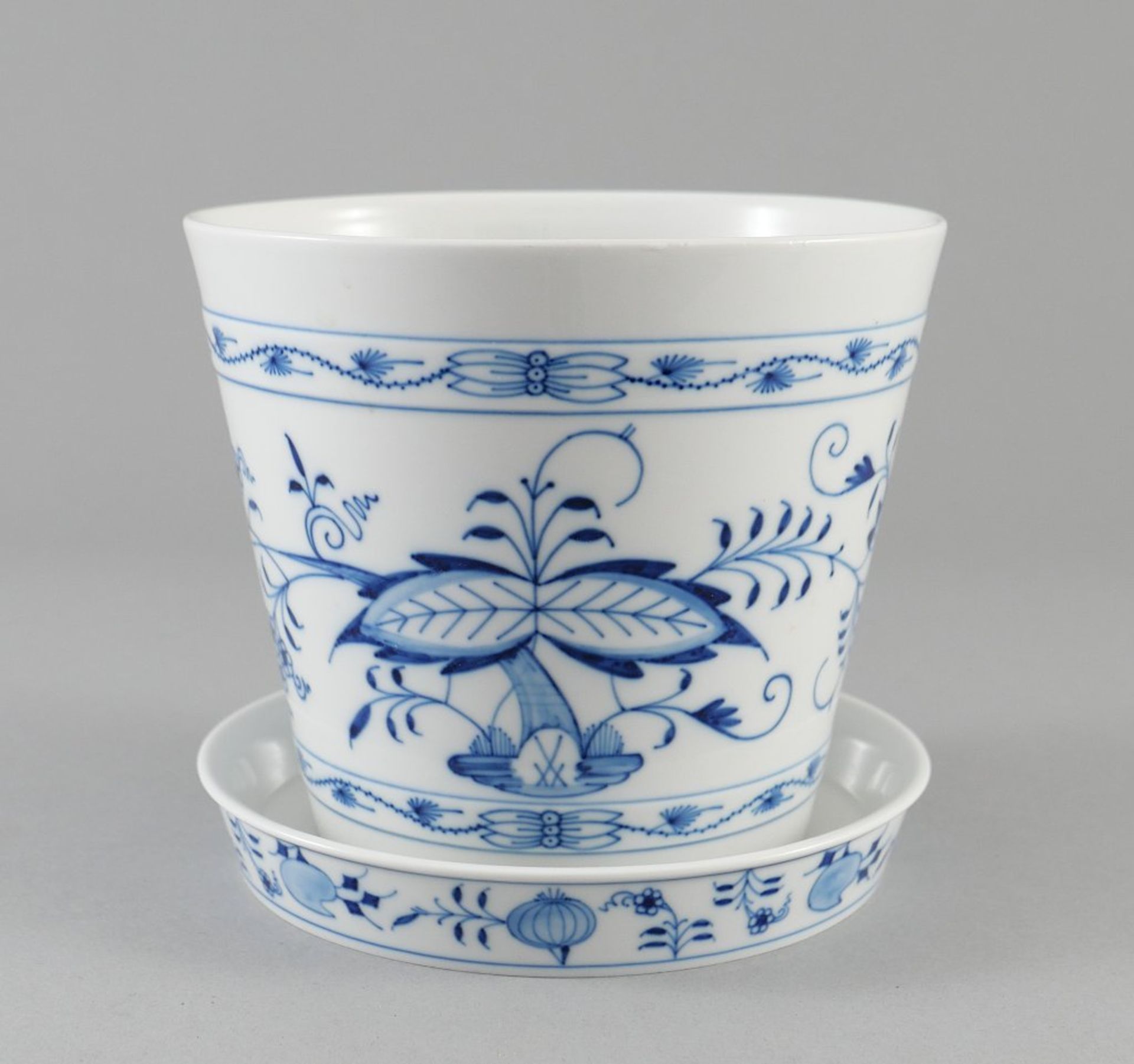 Cachepot mit Untersatz. Zwiebelmuster. Blaue Schwertermarke Meissen, 20. Jh. H 16 cm, Ø 18,5 cm