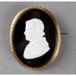 Portraitbrosche Pius X. Porzellan-Flachrelief auf schwarzem Glas. Anf. 20. Jh. Oval, H 6,2 cm