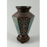 Hexagonale Cloisonné-Vase.