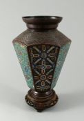 Hexagonale Cloisonné-Vase.