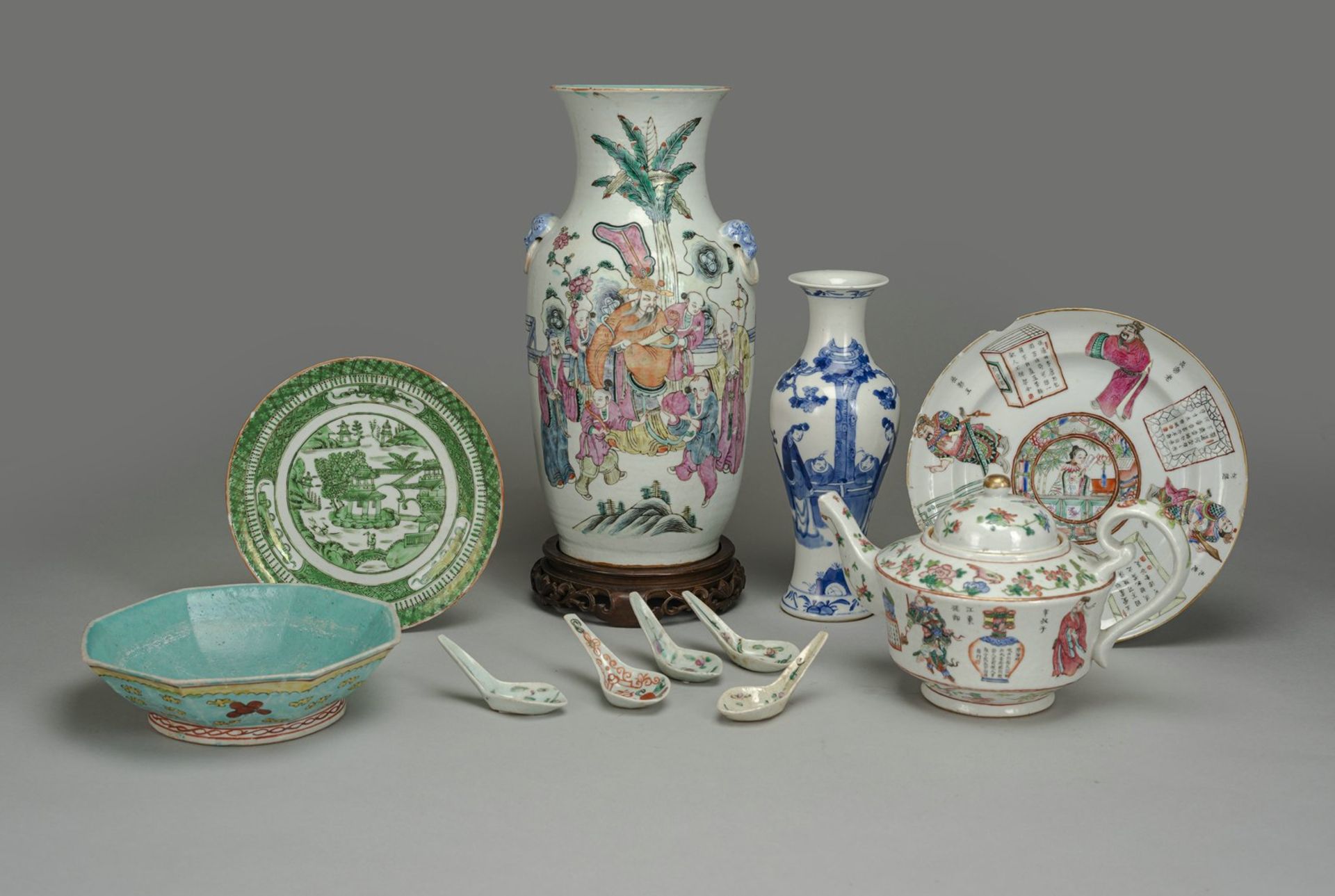 A GROUP OF 11 PORCELAIN PIECES, VASES, SPOONS AND OTHERS
