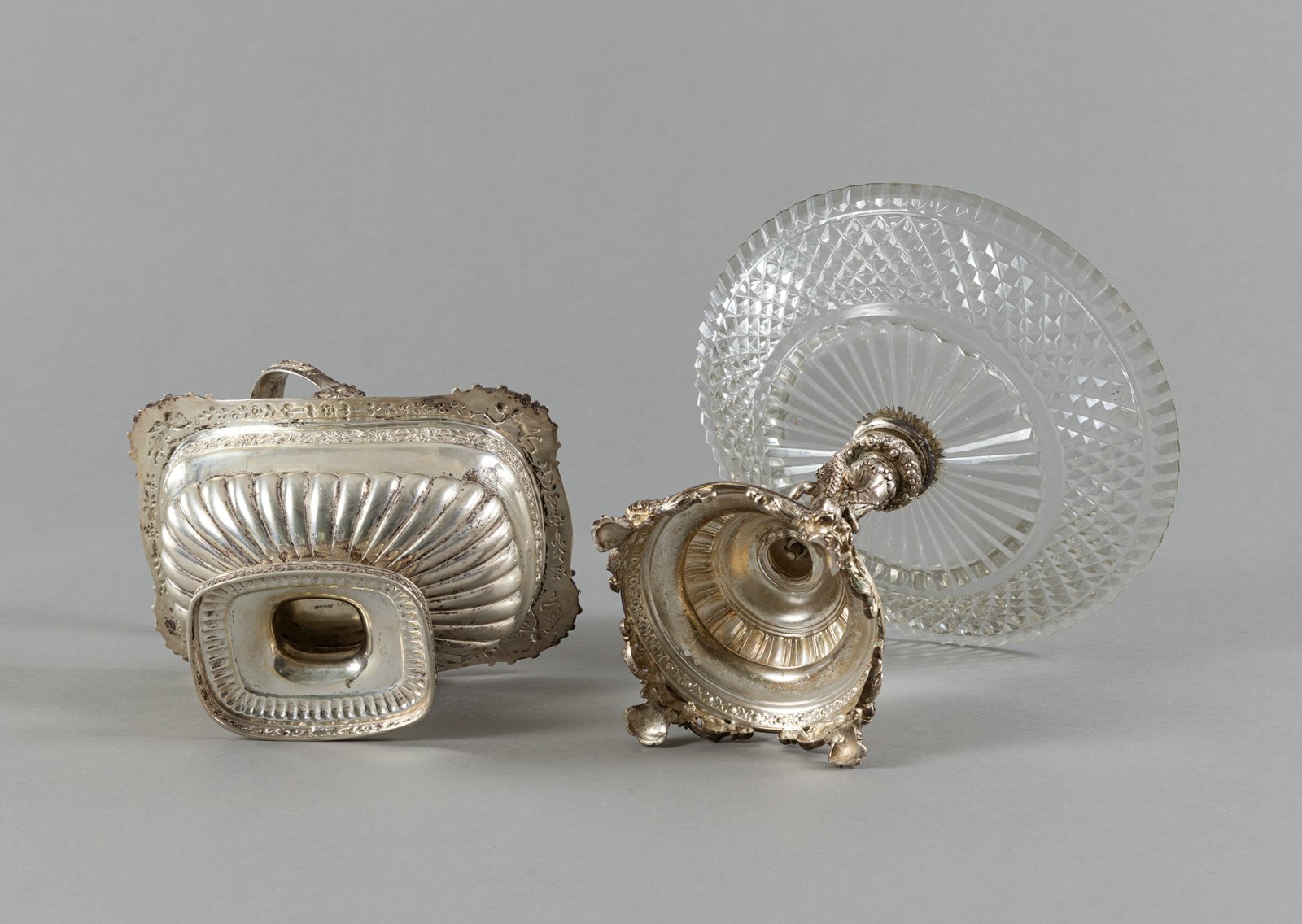 A SILVER AND GLASS CENTRE PIECE AND A SILVER BASKET - Image 4 of 5