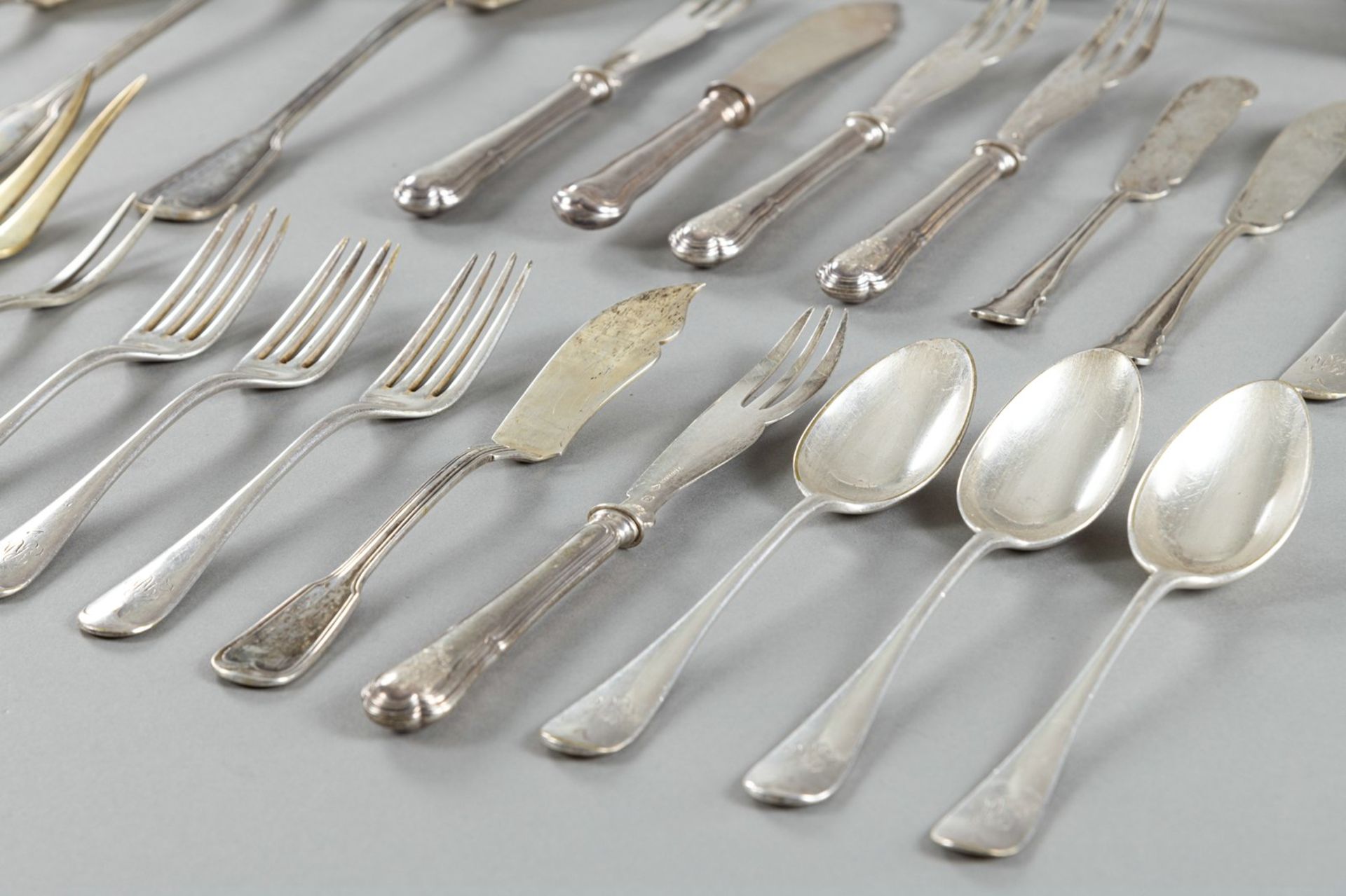 A MIXED LOT OF CUTLERY - Image 5 of 7