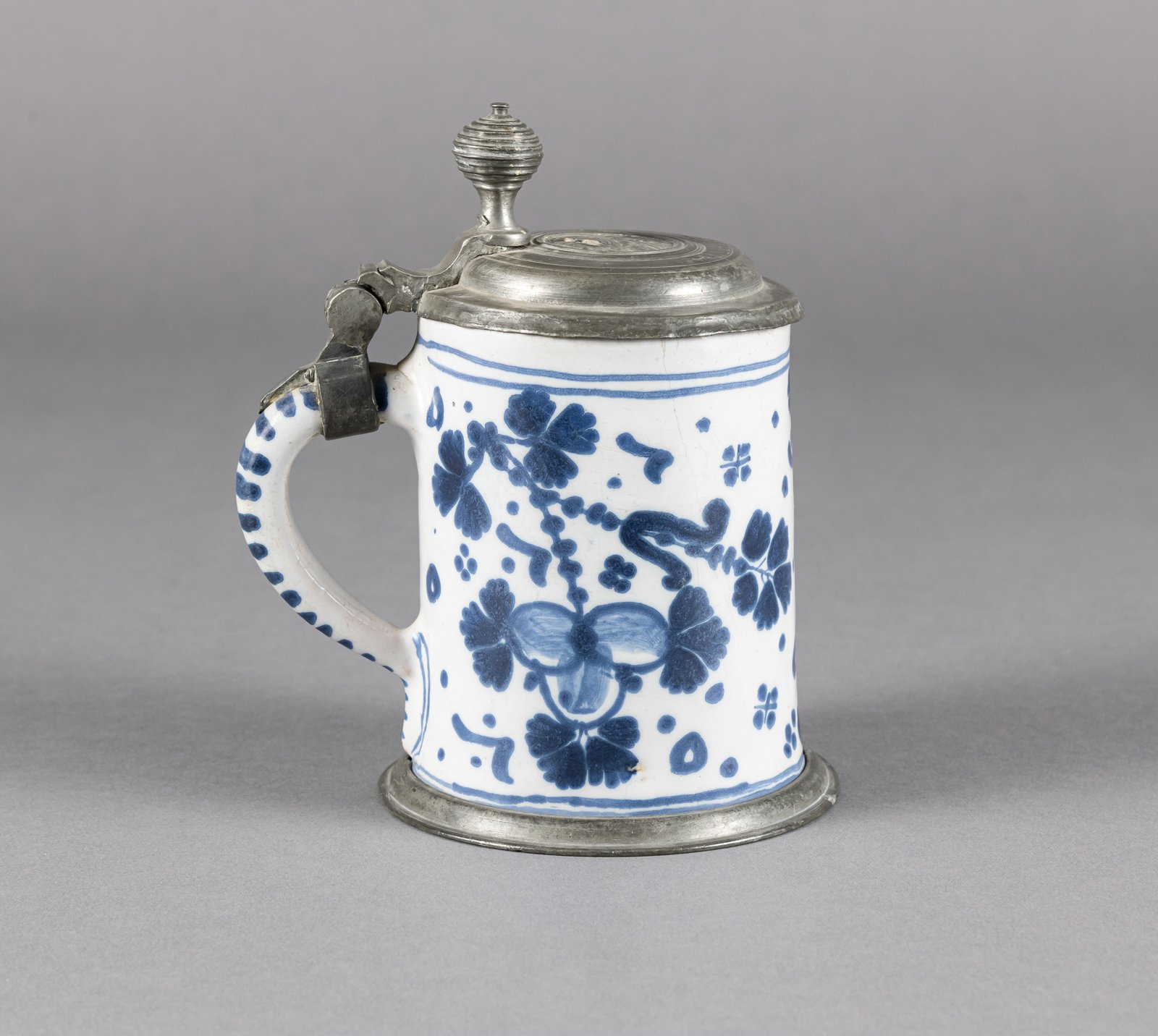 A SMALL HANAU FAIENCE TANKARD - Image 4 of 6