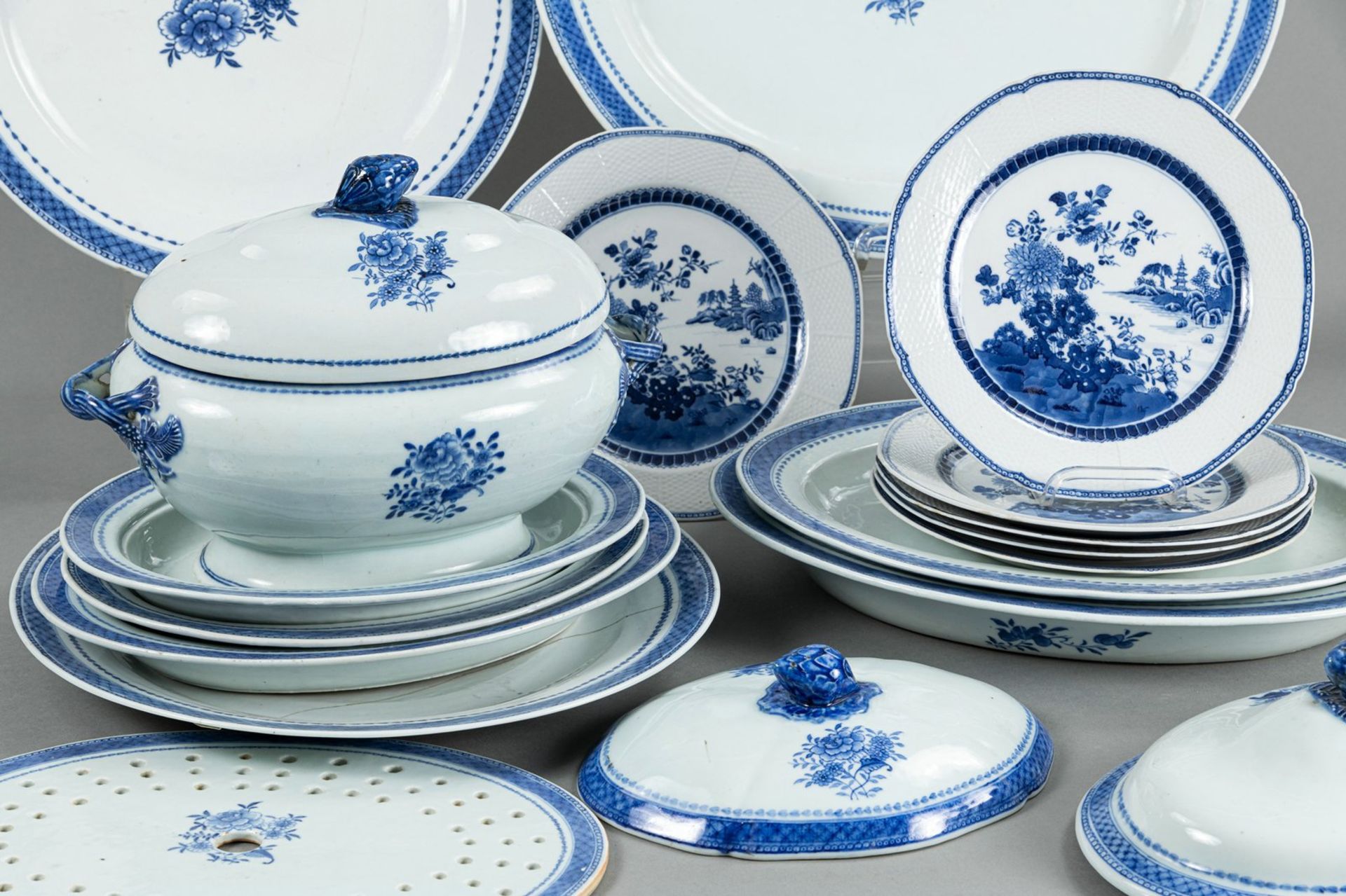 A 19-PIECE DINNERWARE SET WITH A TUREEN, TWO COVERS, WARMING PLATES AND DISHES - Image 8 of 8