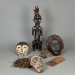 Drei Masken aus Holz, u.a. Tschokwe/Lega, Holzfigur, Fang/Gabun, zwei Kämme