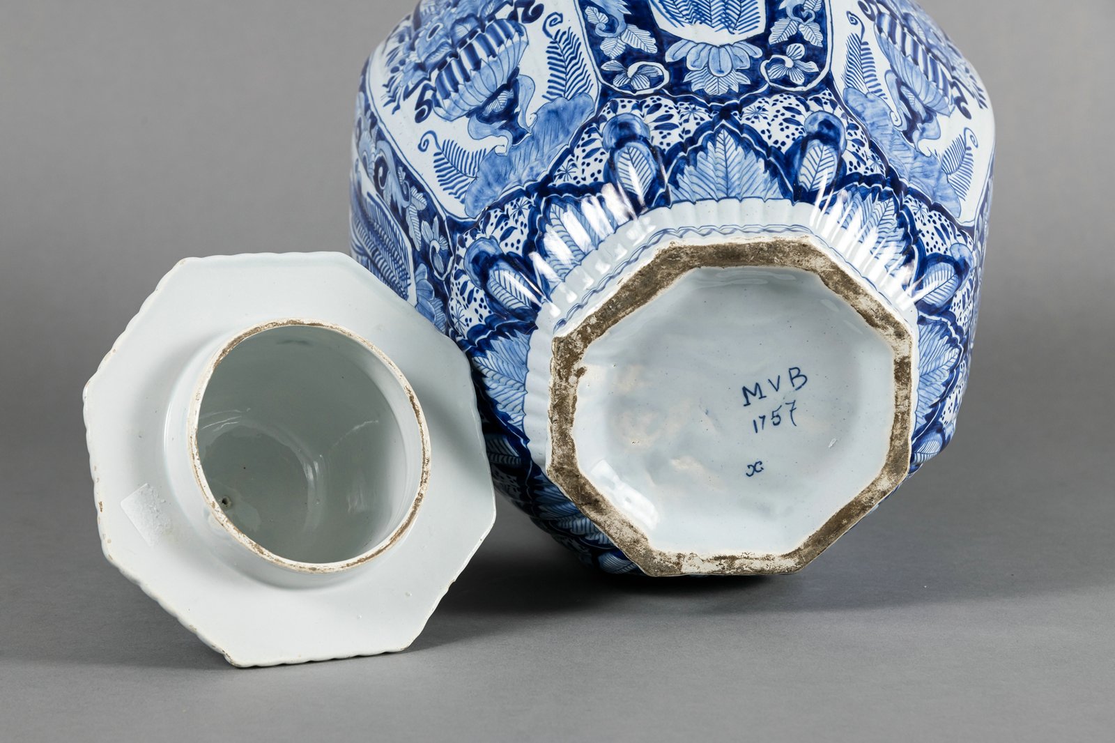 DELFT STYLE VASE AND COVER - Image 6 of 6