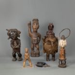Fünf Holzfiguren und zwei Spielsteine, u.a. Villi/Kongo