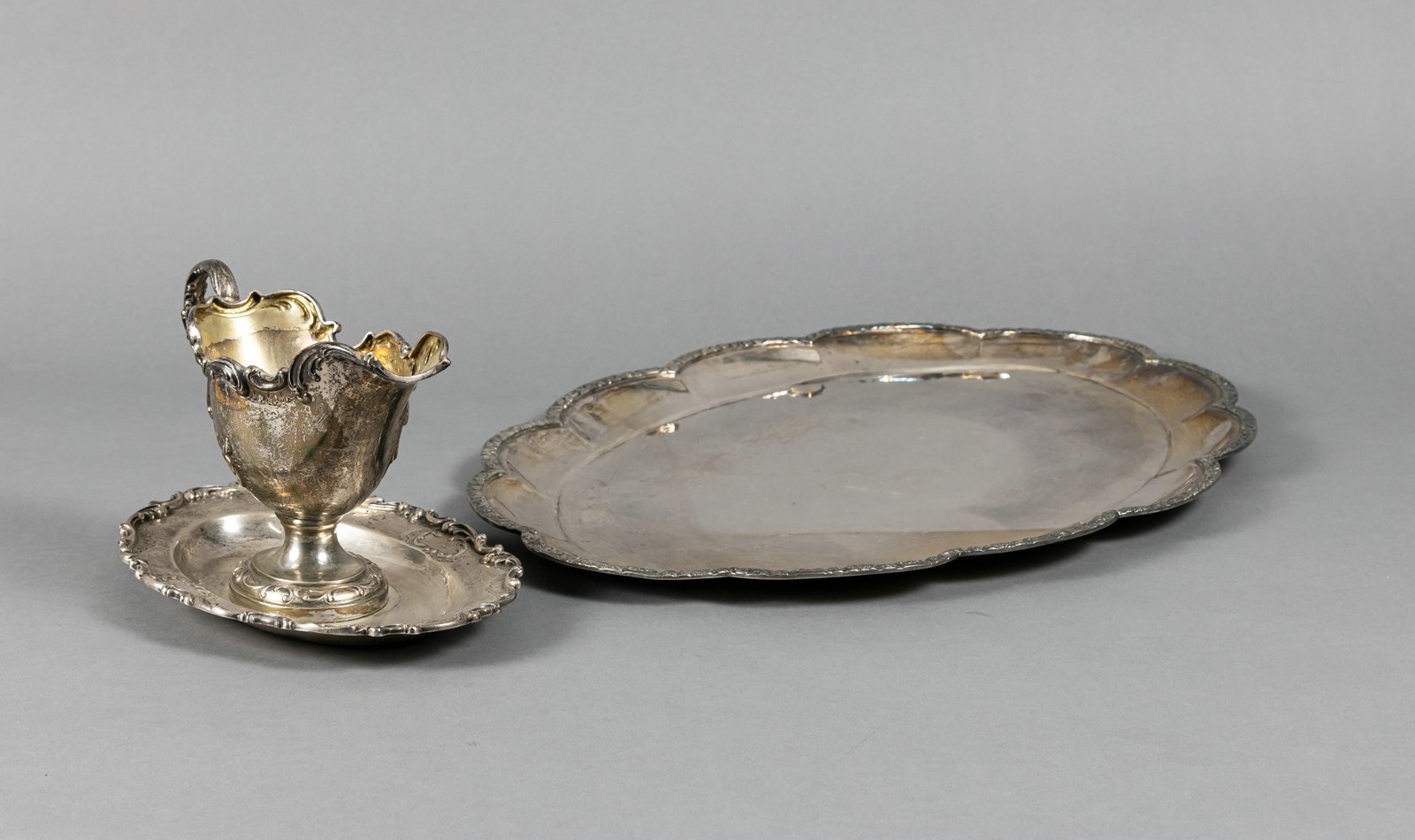 AN OVAL DISH AND A SAUCE BOAT - Image 4 of 6