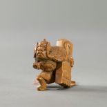 Netsuke des Benkei eine Stele tragen aus Buchsbaum