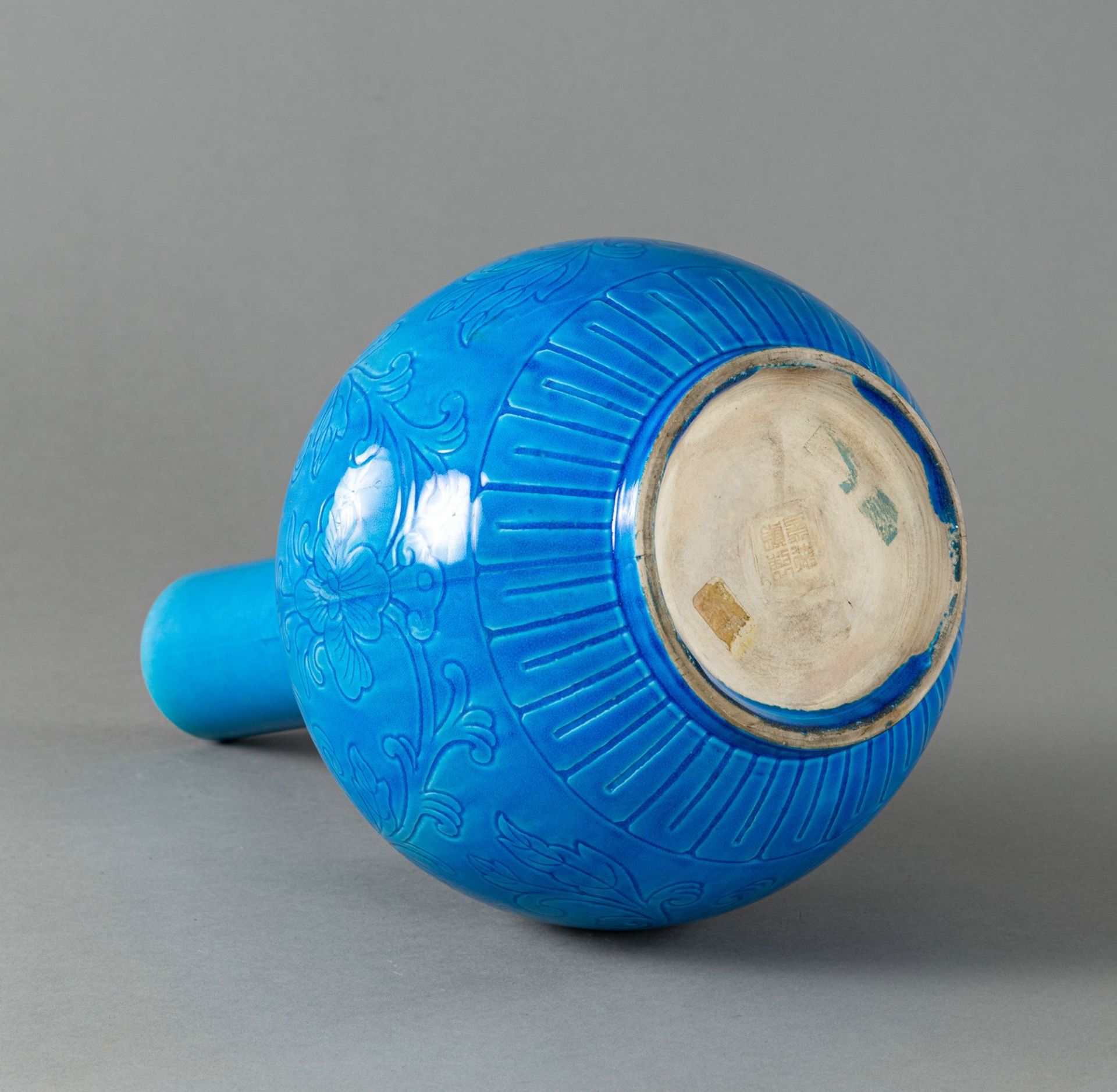 A BLUE-GLAZED CARVED BOTTLE VASE - Image 5 of 6