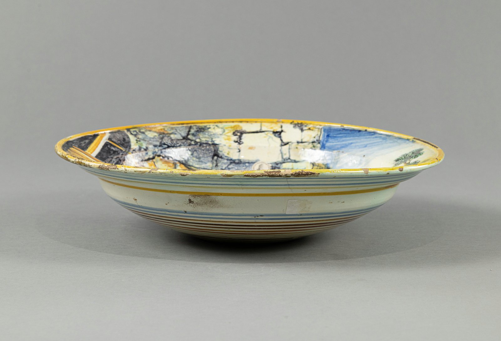 AN ITALIAN MAIOLICA ROUND DISH - Image 3 of 4