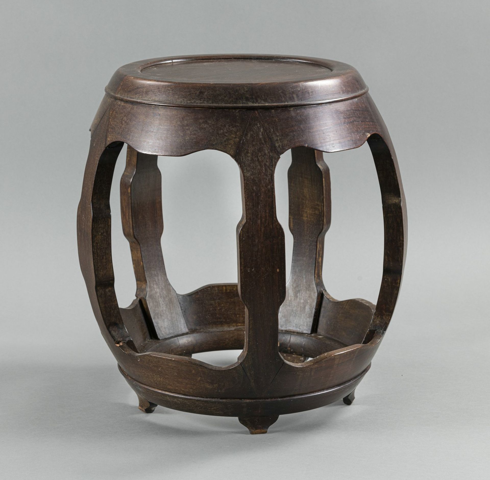 A DRUM-SHAPED STOOL
