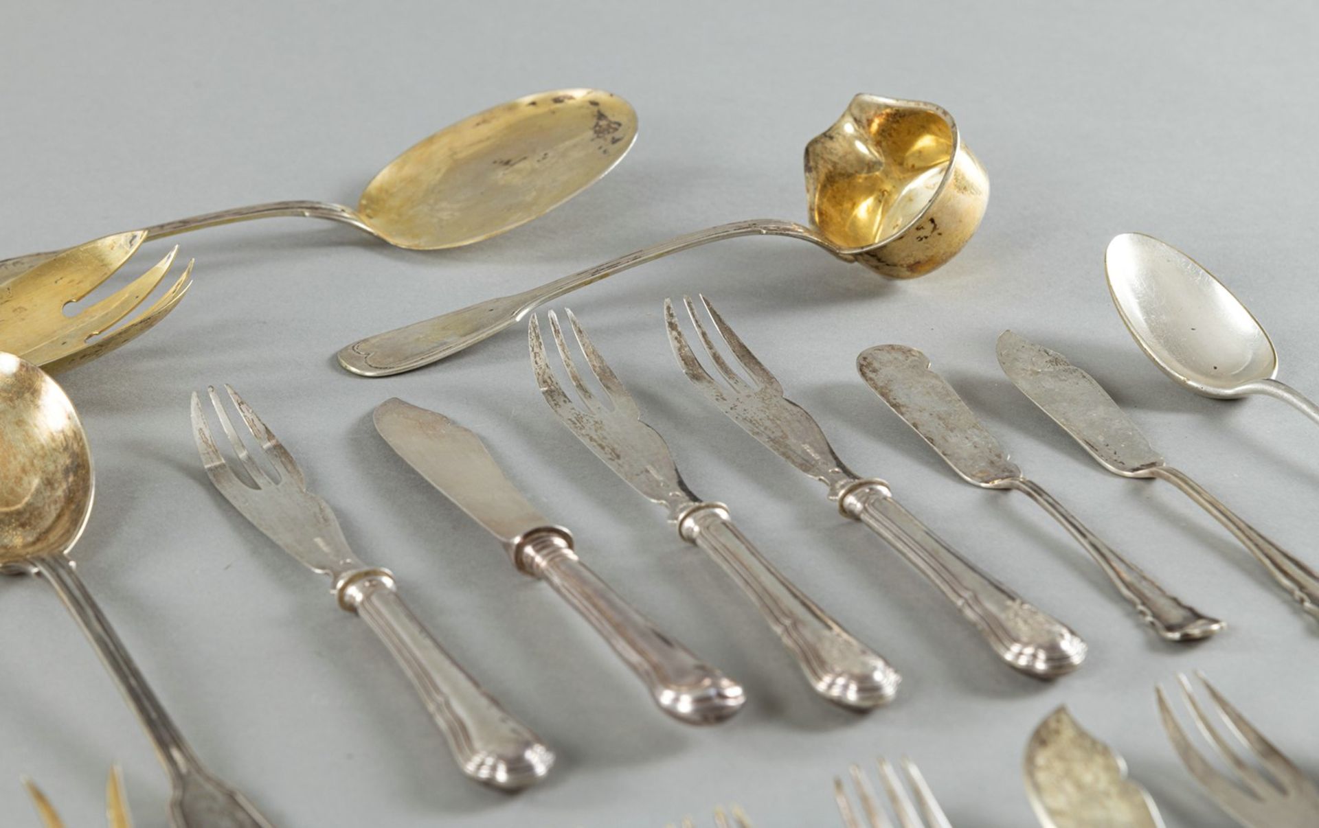 A MIXED LOT OF CUTLERY - Image 3 of 7