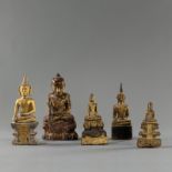 Gruppe von fünf Holzfiguren des Buddha Shakaymuni