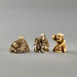 Drei Netsuke aus Elfenbein: Rattenfänger, sitzender Samurai und Jurôjin mit einem Karako