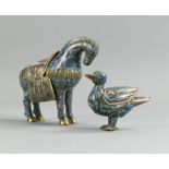 Zwei Cloisonné-Weihrauchbrenner in Form eines Pferdes und einer Ente