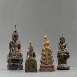 Gruppe von vier Skulpturen des Buddha Shakaymuni aus Holz mit Lackfassung