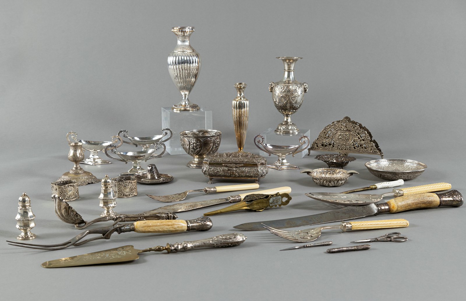 A MIXED LOT OF SERVING CUTLERY, SMALL DISHES, BOWLS AND OTHERS - Image 2 of 5