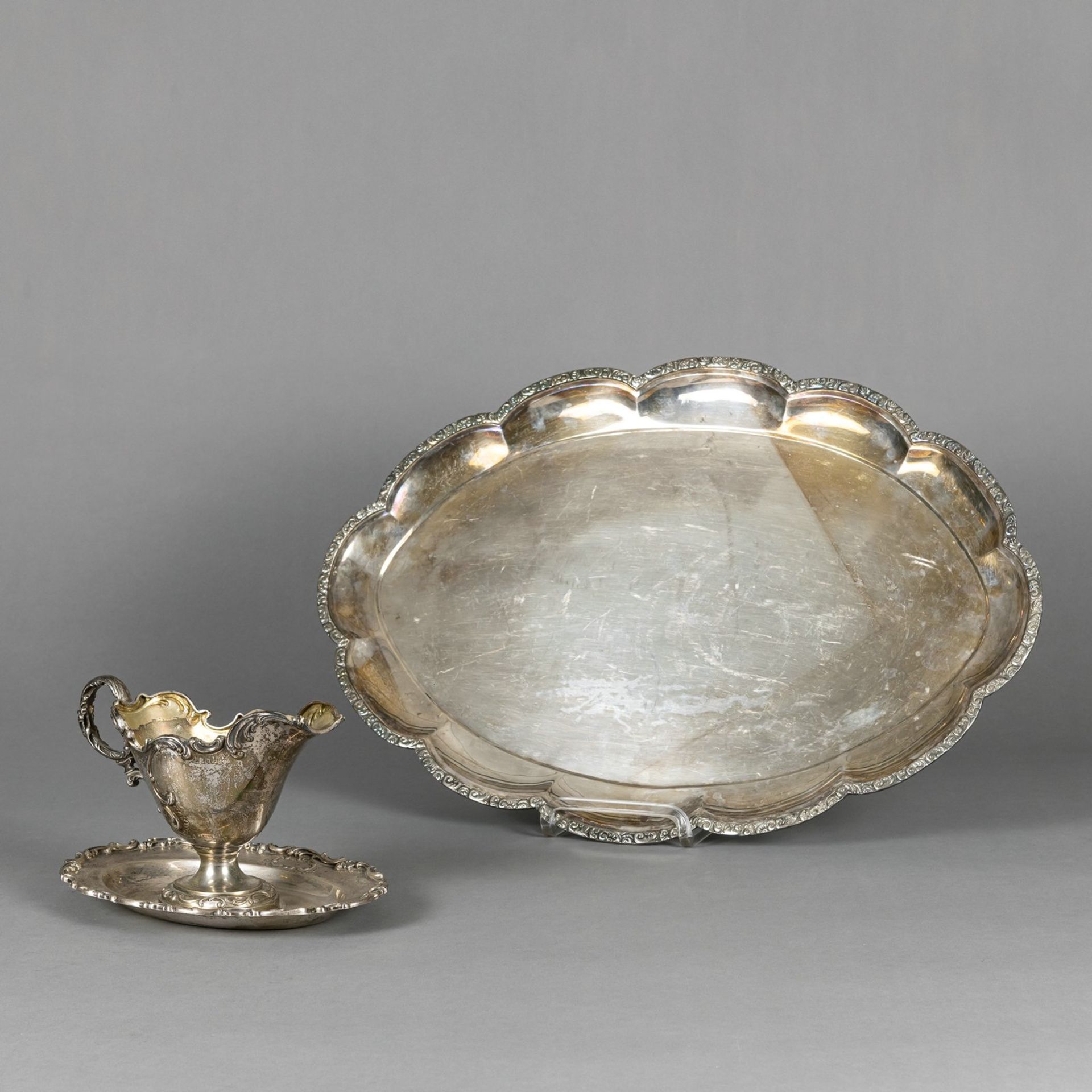 AN OVAL DISH AND A SAUCE BOAT - Image 2 of 6