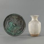 Bronze-Spiegel und Seladon-Vase