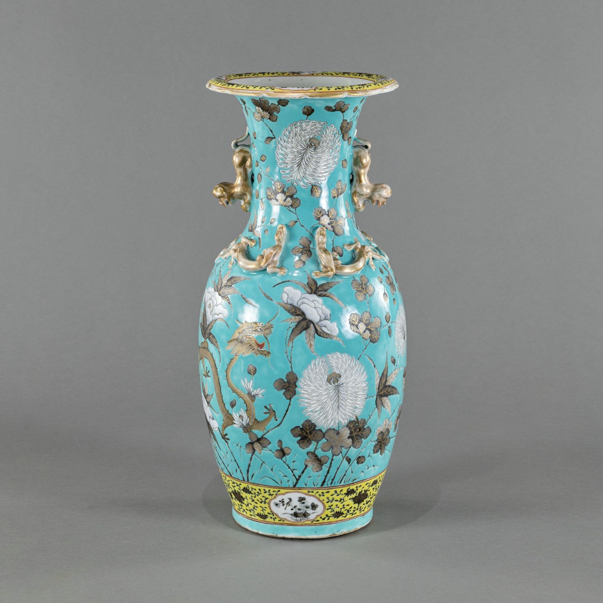 PORCELAIN VASE WITH DRAGON DECORATION ON TURQUOISE BACKGROUND