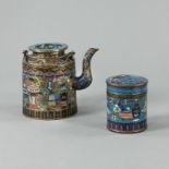 Teekanne und Cloisonné-Deckeldose mit Dekor von Antiquitäten
