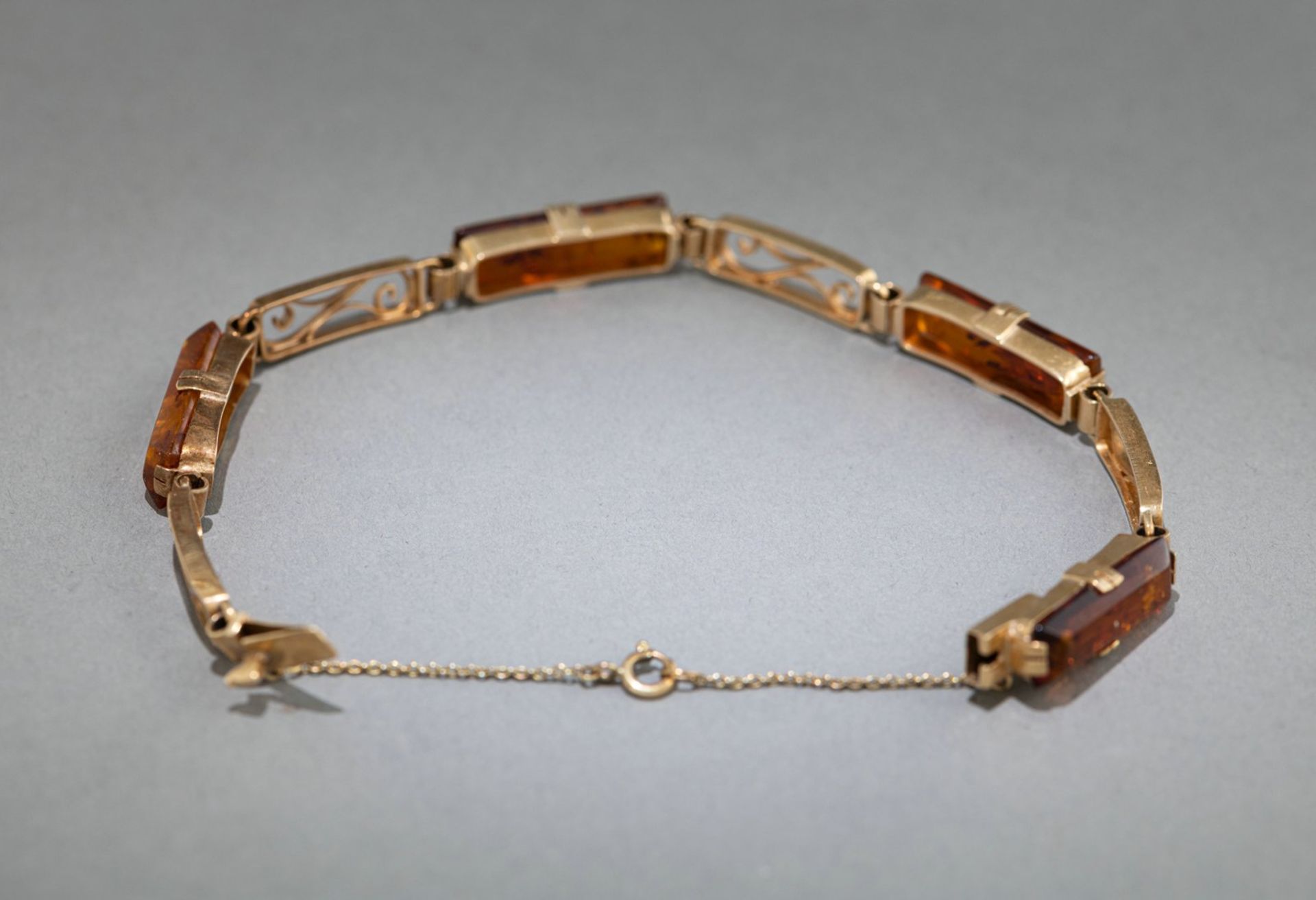 A GOLD AND AMBER BRACELET - Image 2 of 2