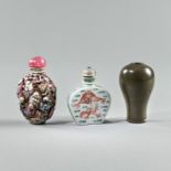 Zwei Snuffbottles mit polychromem Dekor und eine Teadust-Vase