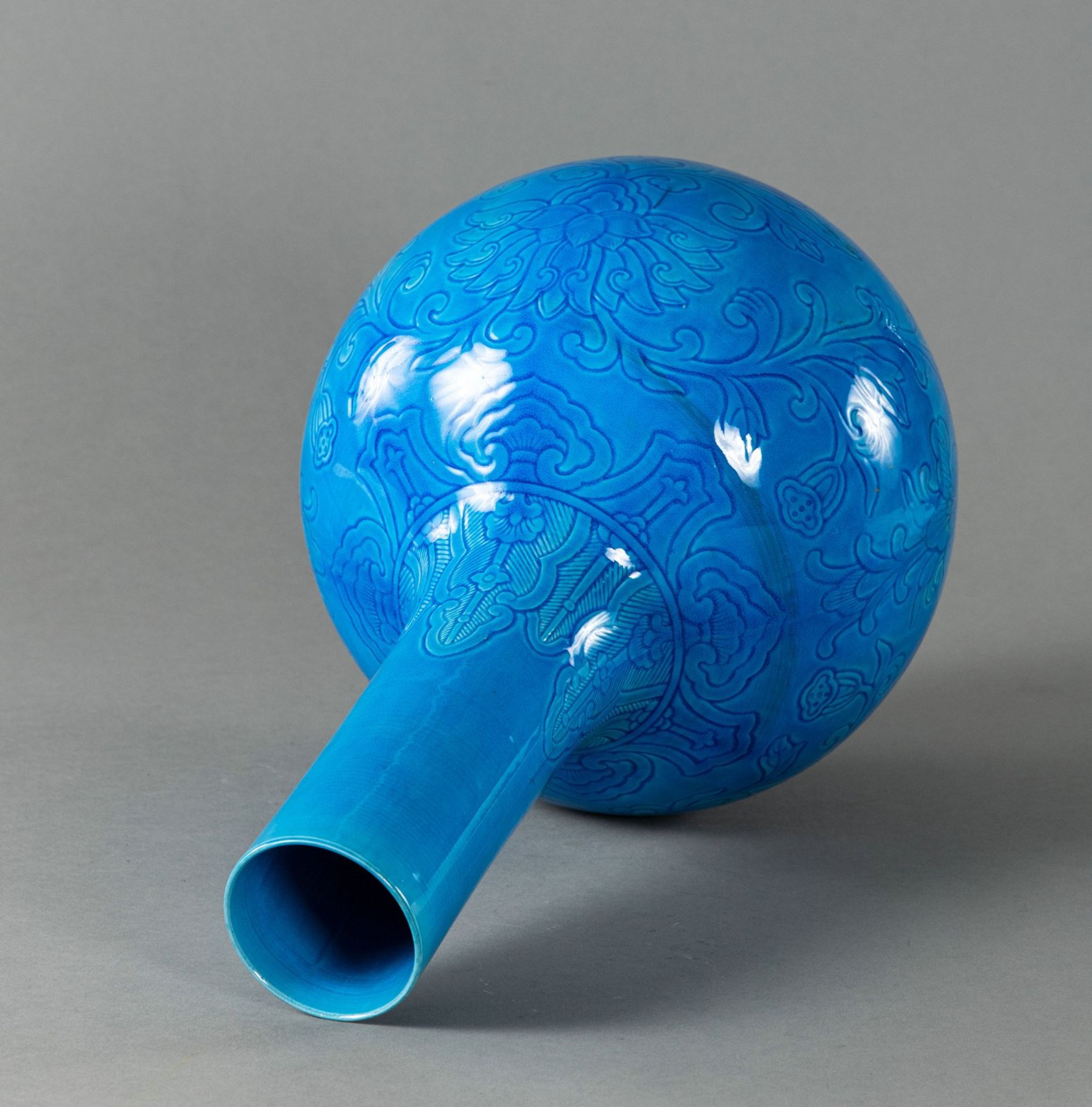 A BLUE-GLAZED CARVED BOTTLE VASE - Image 4 of 6