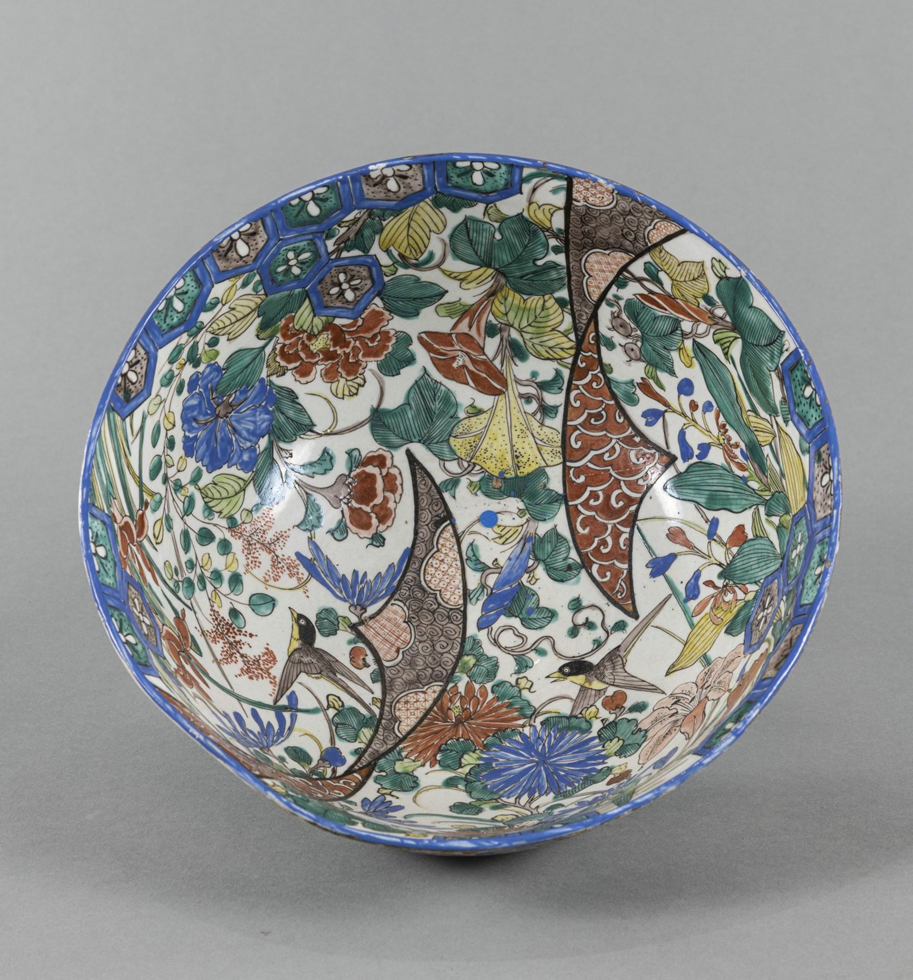 A KUTANI PORCELAIN BOWL - Image 4 of 5