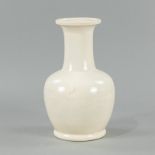 Vase mit cremefarbener craquelierter Glasur