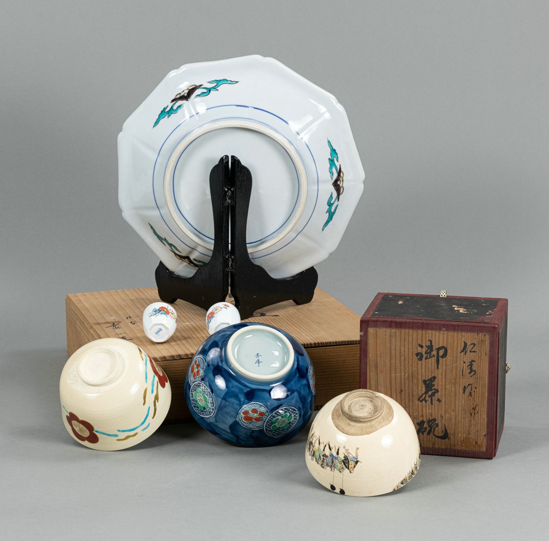 A GROUP OF THREE PORCELAIN BOWLS, A PAIR OF WINE CUPS AND A DISH - Image 2 of 7