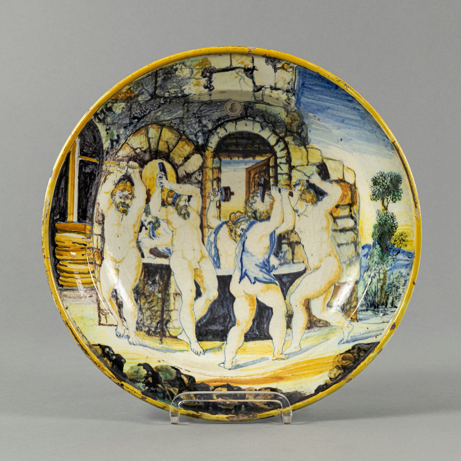 AN ITALIAN MAIOLICA ROUND DISH