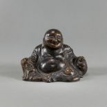Budai aus braun glasiertem Bisquit-Porzellan sitzend dargestellt,