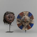 Hölzerne Maske in Form einer Sonne und Maske aus Holz