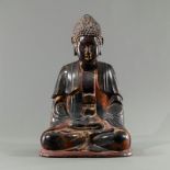 Skulptur des Buddha aus Holz mit Lackfassung