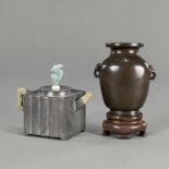 Teekanne aus Zinn mit Inschrift und Knauf aus Jadeit/Elfenbein und eine Vase aus Bronze