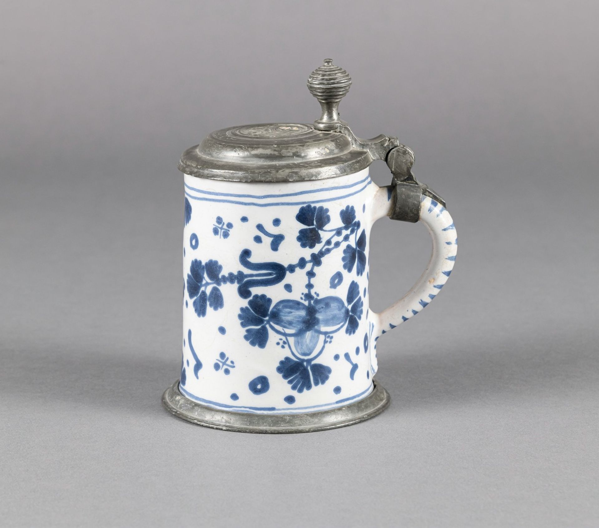 A SMALL HANAU FAIENCE TANKARD - Image 2 of 6