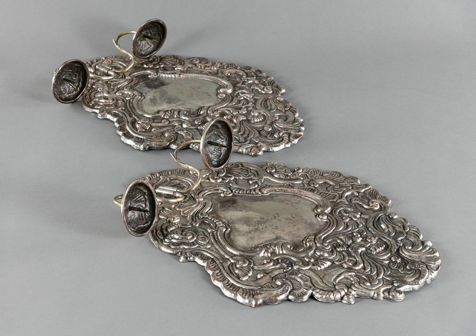 A PAIR OF COPPERPLATE ROCOCO WALL LIGHTS - Image 5 of 5