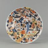 Rundplatte aus Imari-Porzellan mit floralem Dekor und Palastansicht