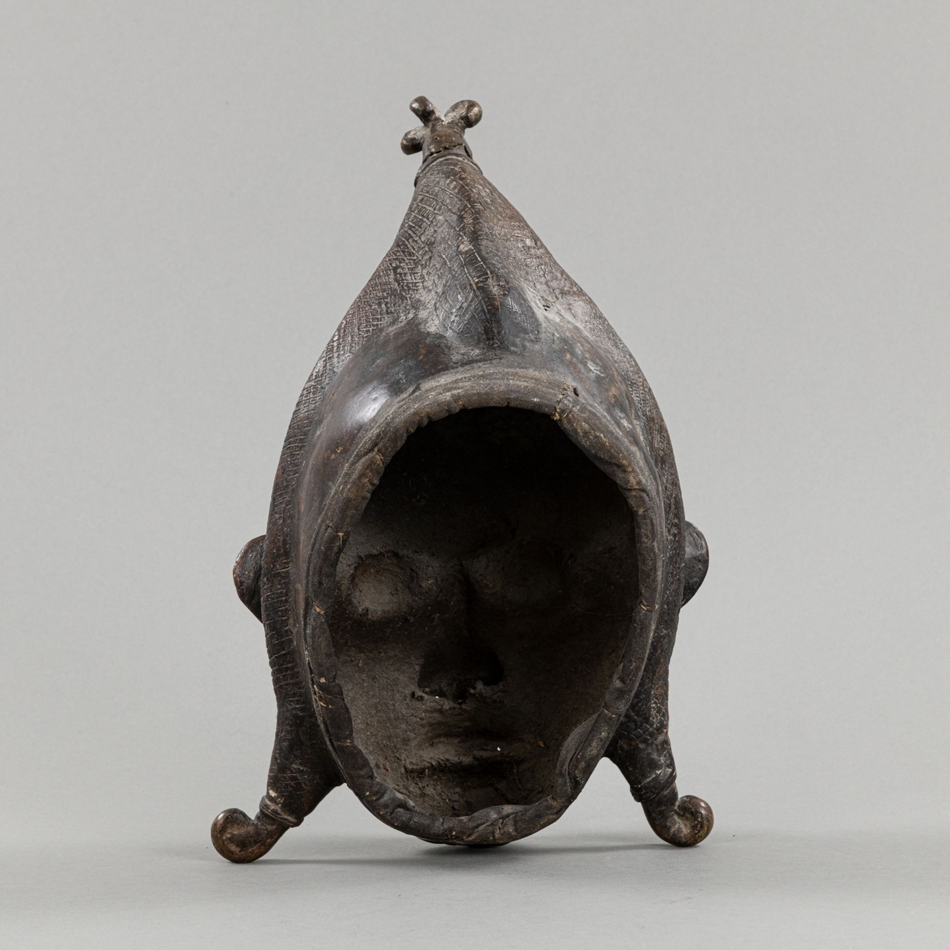 A DECORATIVE BRASS MASK - Image 3 of 4