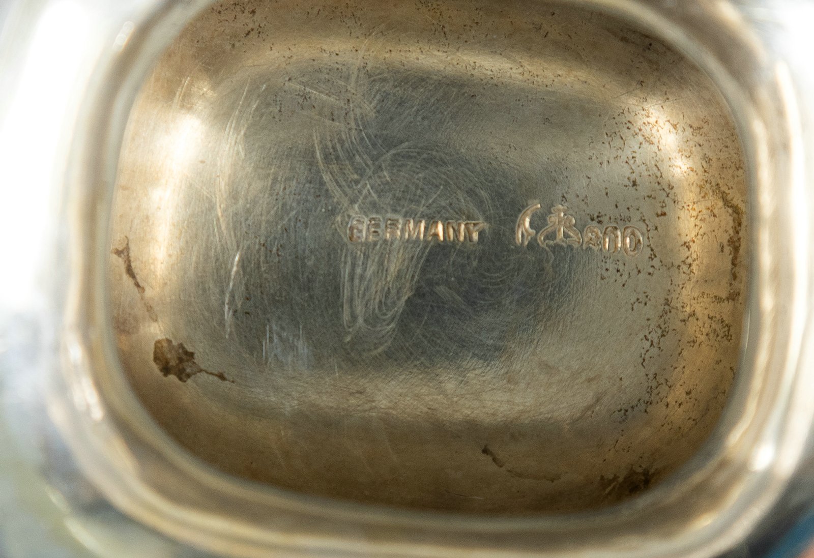 A SILVER AND GLASS CENTRE PIECE AND A SILVER BASKET - Image 5 of 5