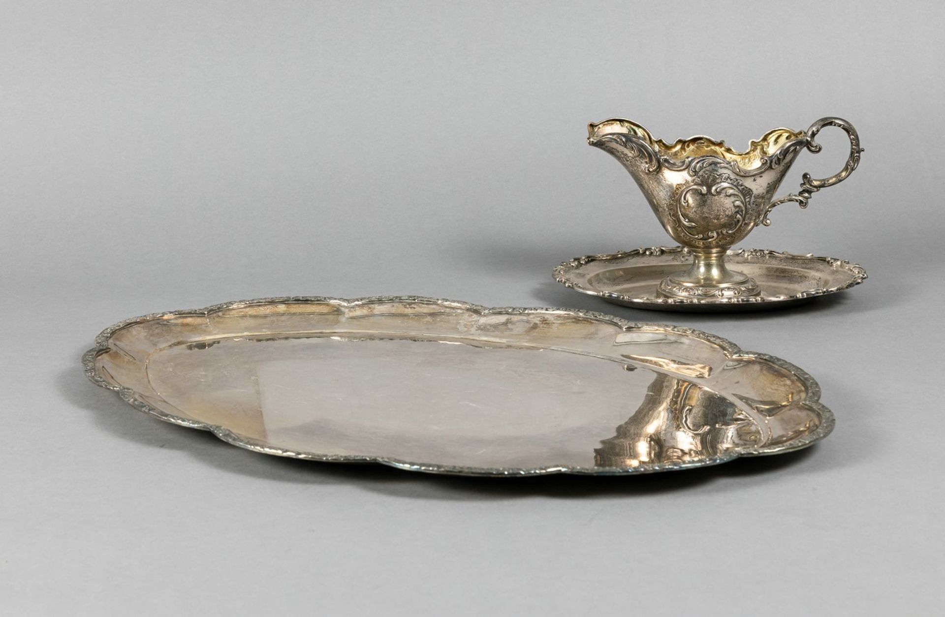AN OVAL DISH AND A SAUCE BOAT - Image 6 of 6