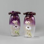 Zwei Glasvasen mit Anemonen-Dekor