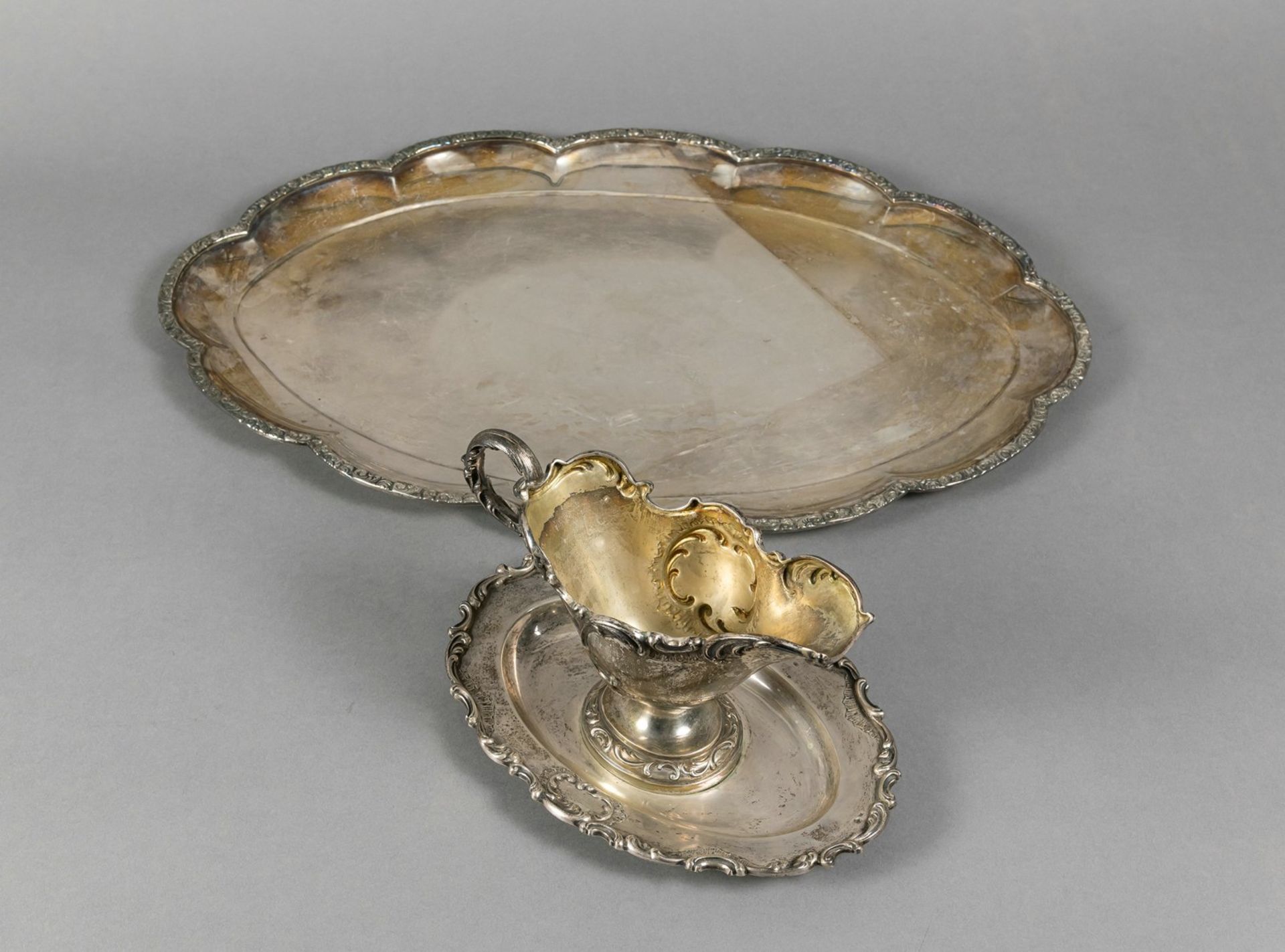 AN OVAL DISH AND A SAUCE BOAT - Image 5 of 6
