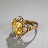 Ring mit gelbem Farbstein,